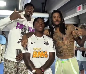 乐鱼-甲亢哥巧遇莫兰特与小贾伦，手持三折叠尽显球迷热情